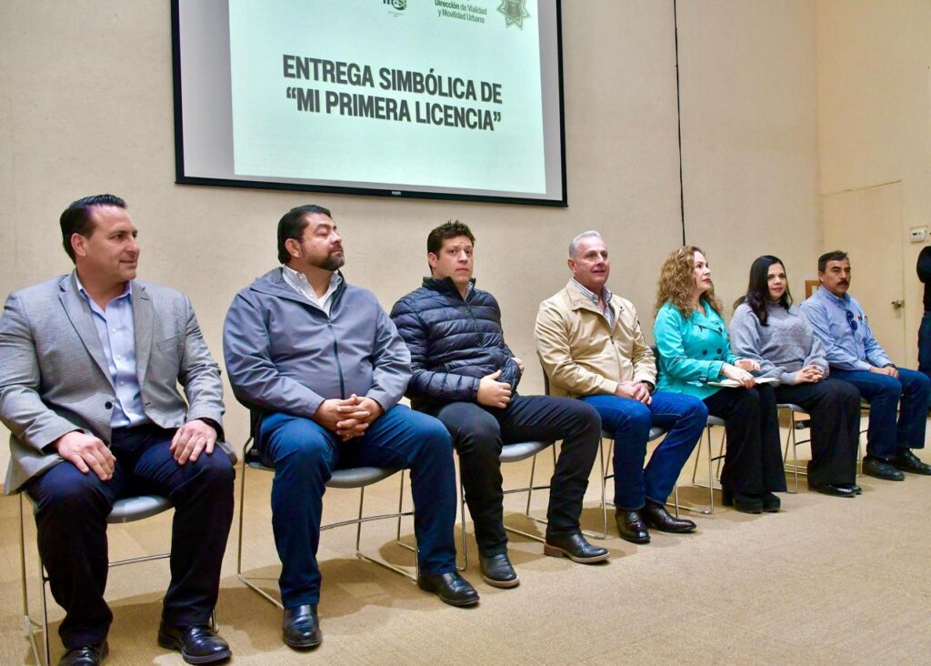 Román Alberto Cepeda González hace entrega simbólica de su primera licencia de conducir a 112 estudiantes de la UAdeC