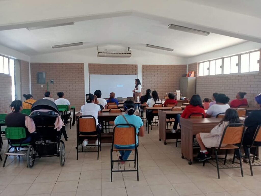 Promueven la equidad y prevención de violencia de género, con padres de familia