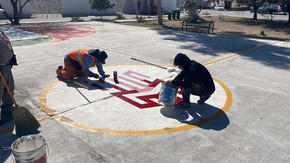 Personal municipal da mantenimiento constante a plazas públicas; exhortan a la ciudadanía a cuidar de estos espacios