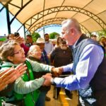 Román Alberto Cepeda González entrega techumbre en el ejido La Paz