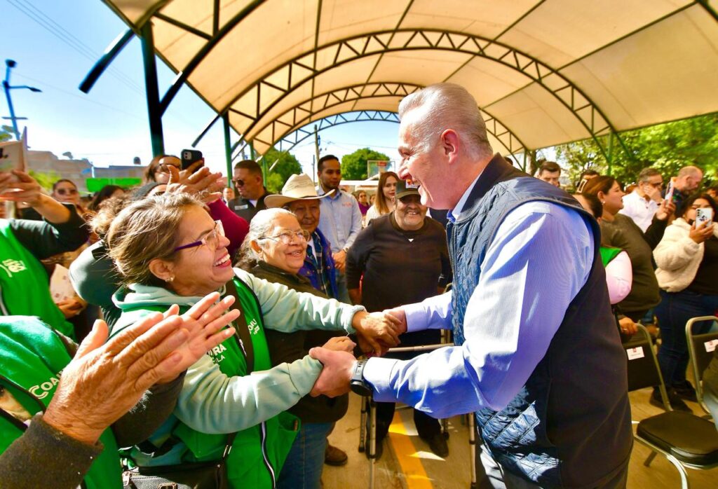 Román Alberto Cepeda González entrega techumbre en el ejido La Paz