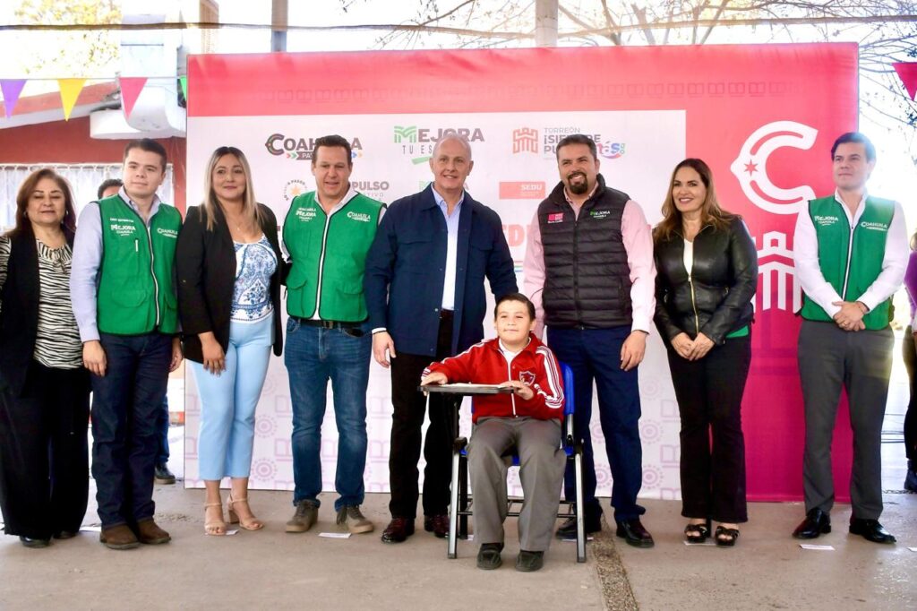Román Alberto Cepeda González preside entrega de apoyos educativos a alumnos de primaria