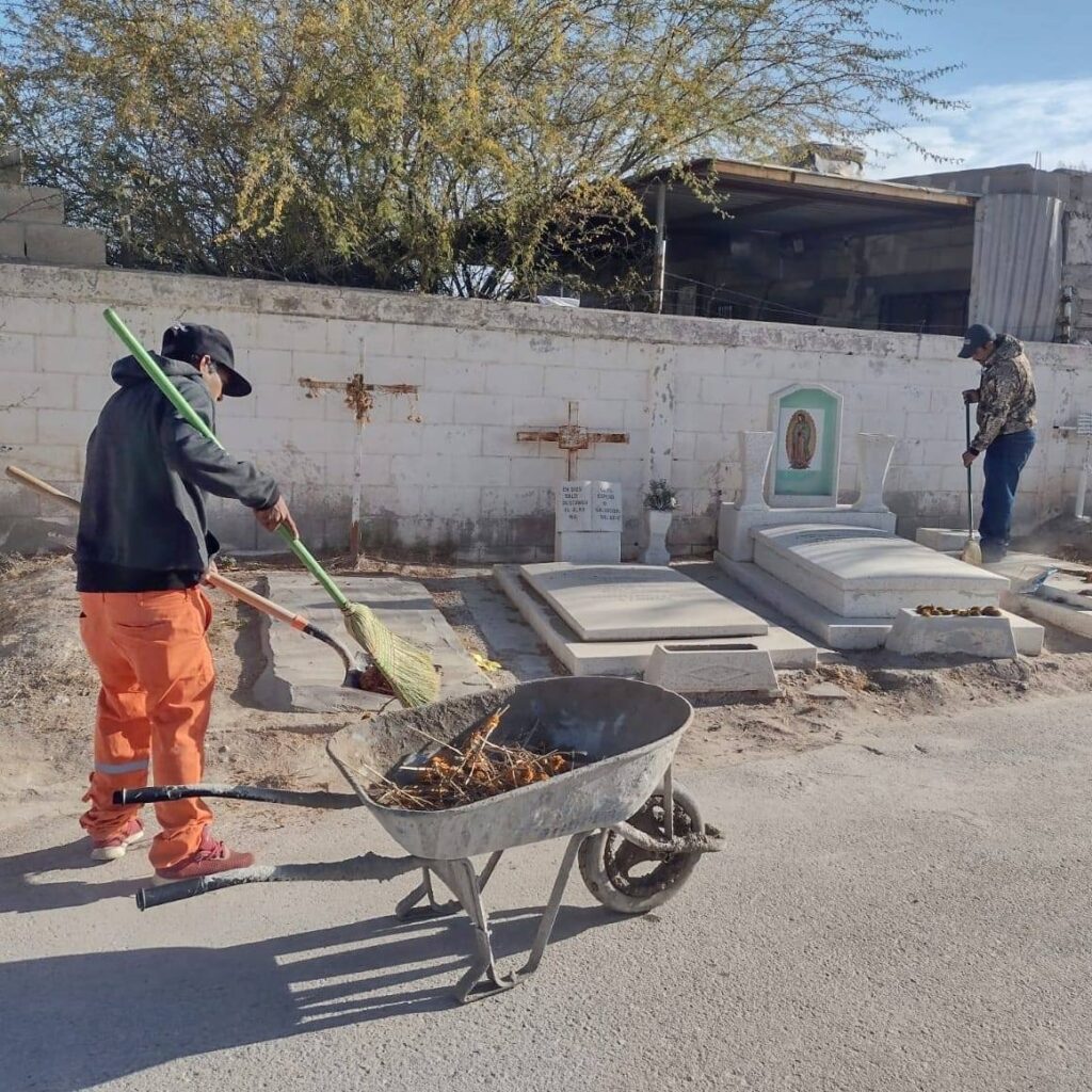 Exhortan a la ciudadanía a mantener limpios los perímetros de los panteones municipales