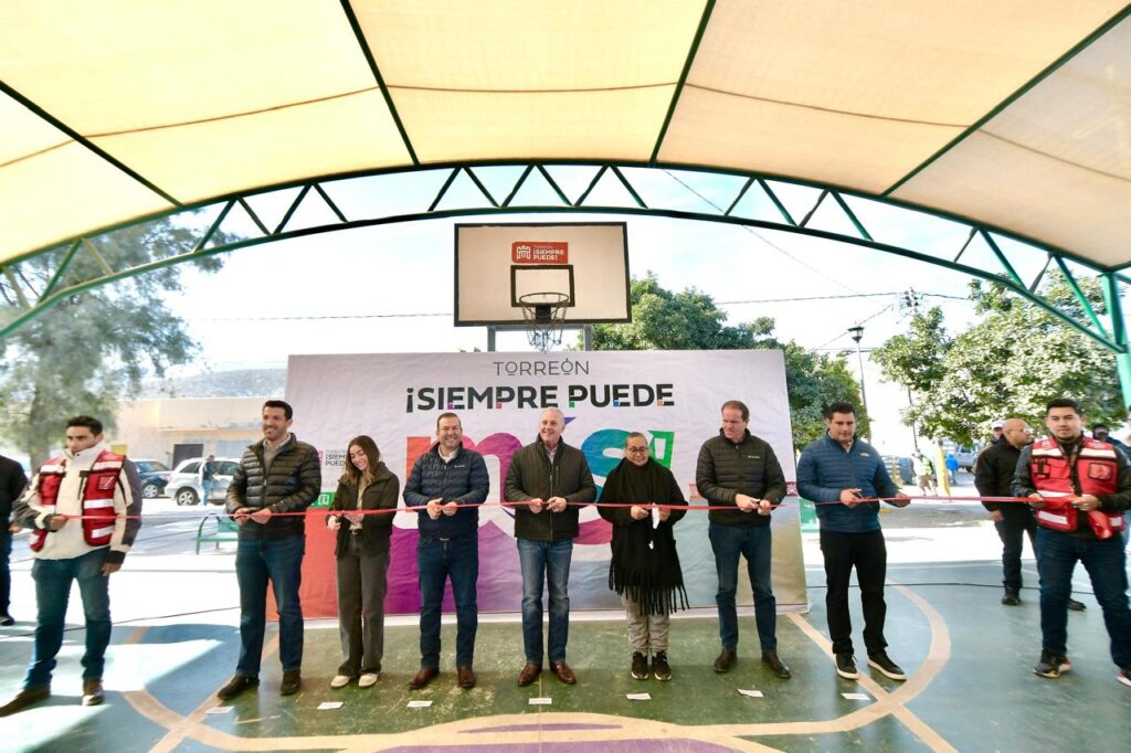 Román Alberto Cepeda González entrega techumbre y apoyos para mitigar el frío, a vecinos del sector Suroriente