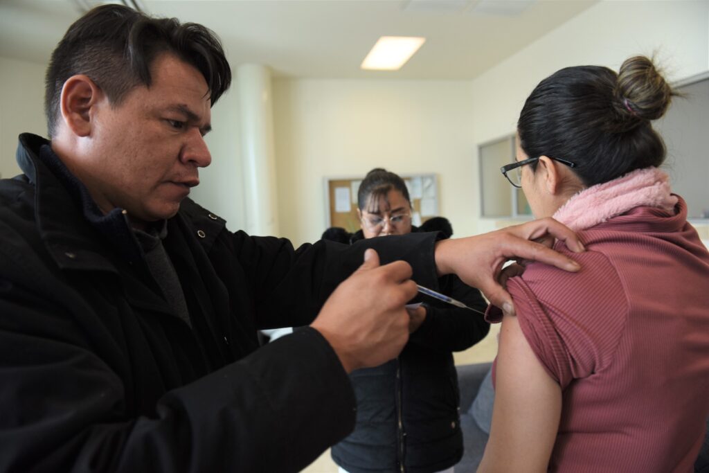 Colocan módulo de vacunación contra la influenza y tétanos en edificio de la Presidencia de Torreón