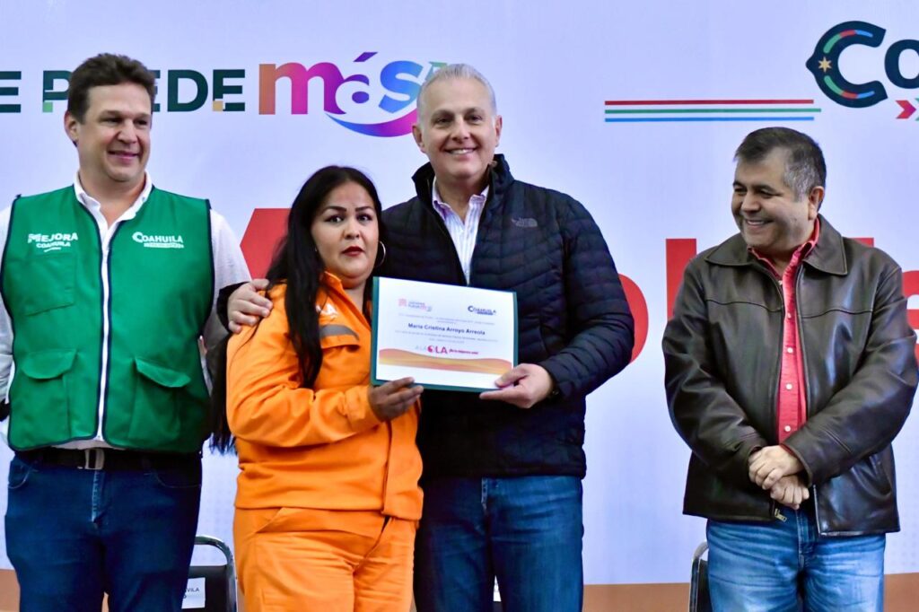 Román Alberto Cepeda González entrega reconocimientos y anuncia aumento salarial a los trabajadores de La Ola