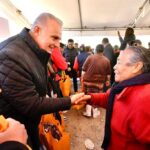 Román Alberto Cepeda González entrega 300 kits del programa “Abrígate Torreón”