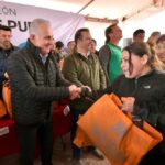 Román Cepeda González lleva el “Operativo Abrigo” al ejido La Estrella; entrega 300 kits de cobijas y alimento