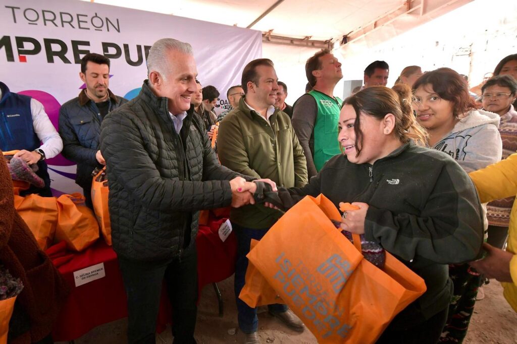 Román Cepeda González lleva el “Operativo Abrigo” al ejido La Estrella; entrega 300 kits de cobijas y alimento