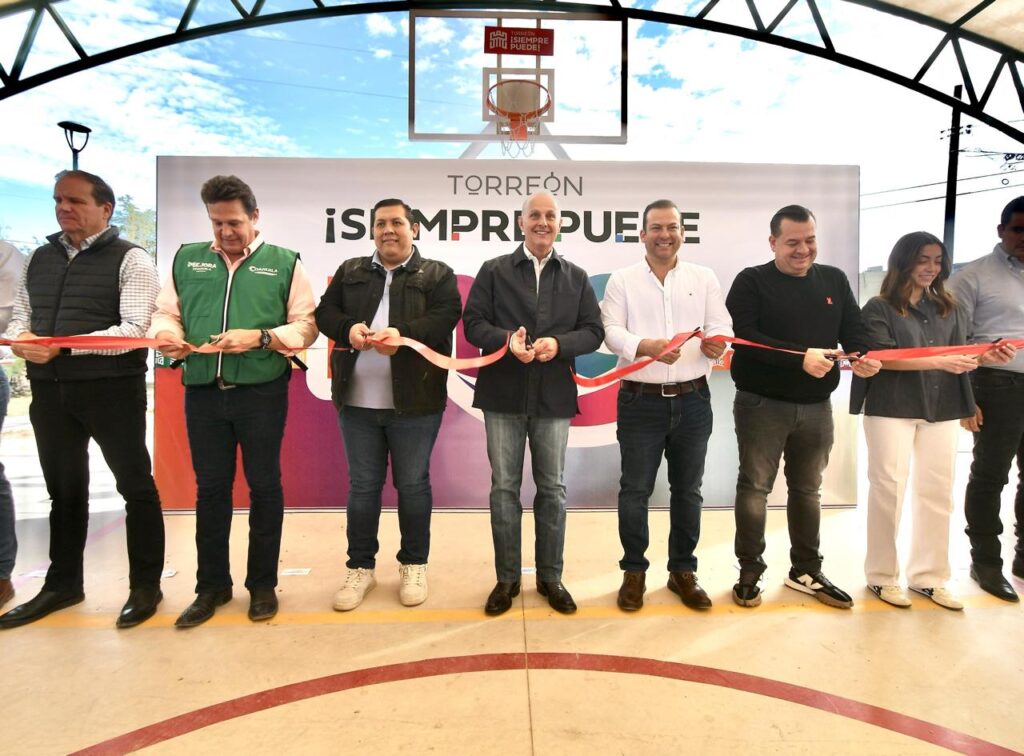 Román Alberto Cepeda González entrega techumbre en El Kiosko, y anuncia un Parque Lineal en el oriente de Torreón