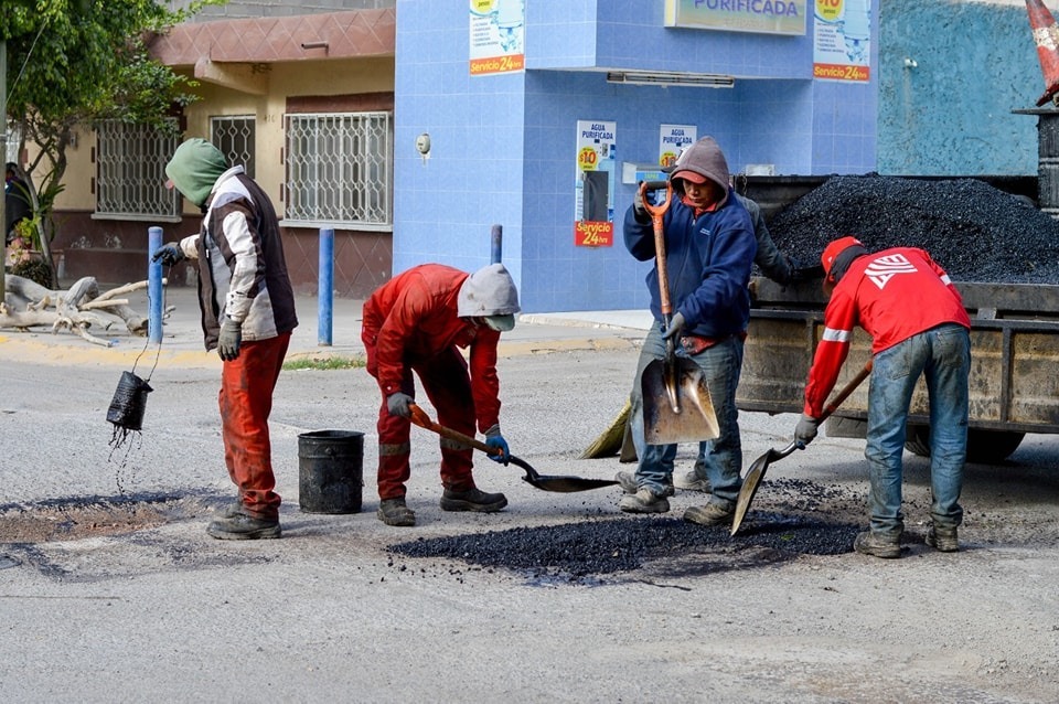 Atienden reportes de bacheo en colonias de Torreón