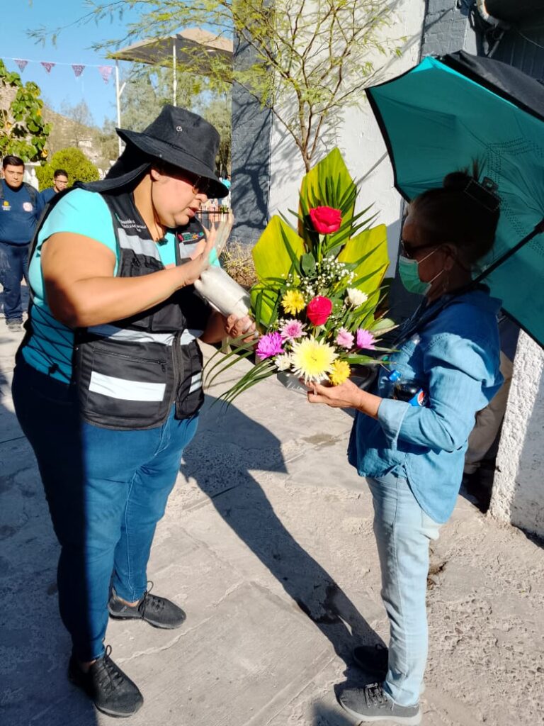 Cerca de 20 mil personas visitan los panteones de Torreón el Día de la Madre