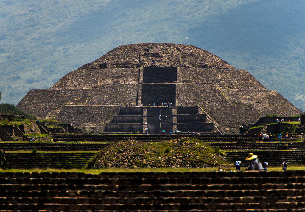 🏛️ ¡Buenas noticias! Ya puedes subir a la Pirámide de la Luna en Teotihuacán