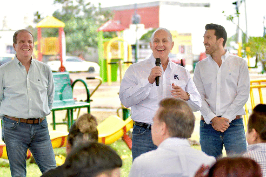 Román Alberto Cepeda González supervisa el equipamiento de la plaza pública de Loma Real