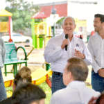 Román Alberto Cepeda González supervisa el equipamiento de la plaza pública de Loma Real