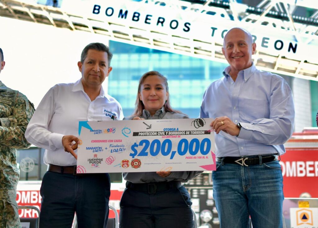 Román Alberto Cepeda González entrega unidades y equipo a la Dirección de Protección civil y Bomberos de Torreón; anuncia incremento salarial