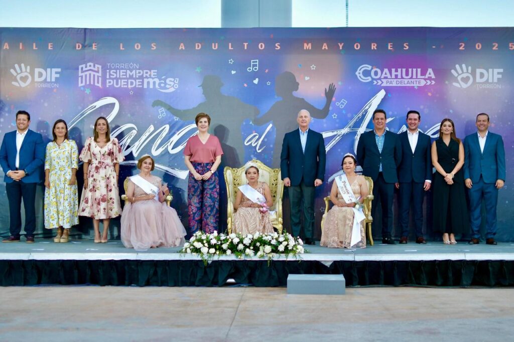Román Alberto Cepeda González corona a la reina y a las princesas de los adultos mayores de Torreón