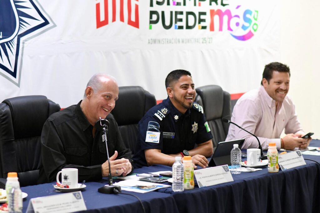 Román Alberto Cepeda González presenta a integrantes de CALEA modelo de seguridad en Torreón