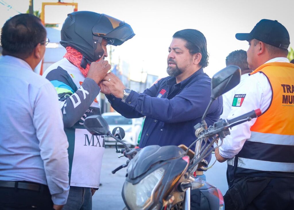 Para reducir riesgos de accidentes, se han entregado 500 cascos a motociclistas