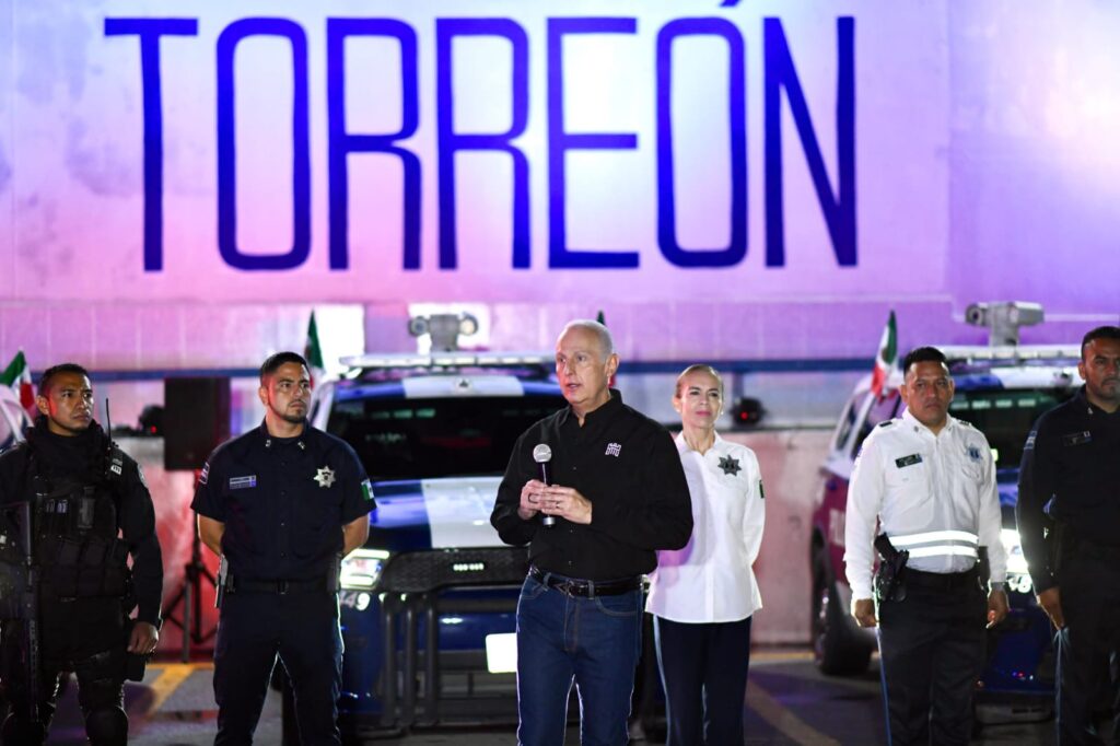 Román Alberto Cepeda González realiza pase de lista a elementos de la Policía de Torreón y de Tránsito y Vialidad