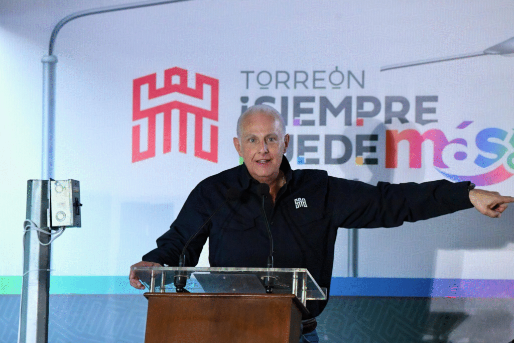 Román Alberto Cepeda González entrega la modernización del alumbrado público en el ejido La Palma