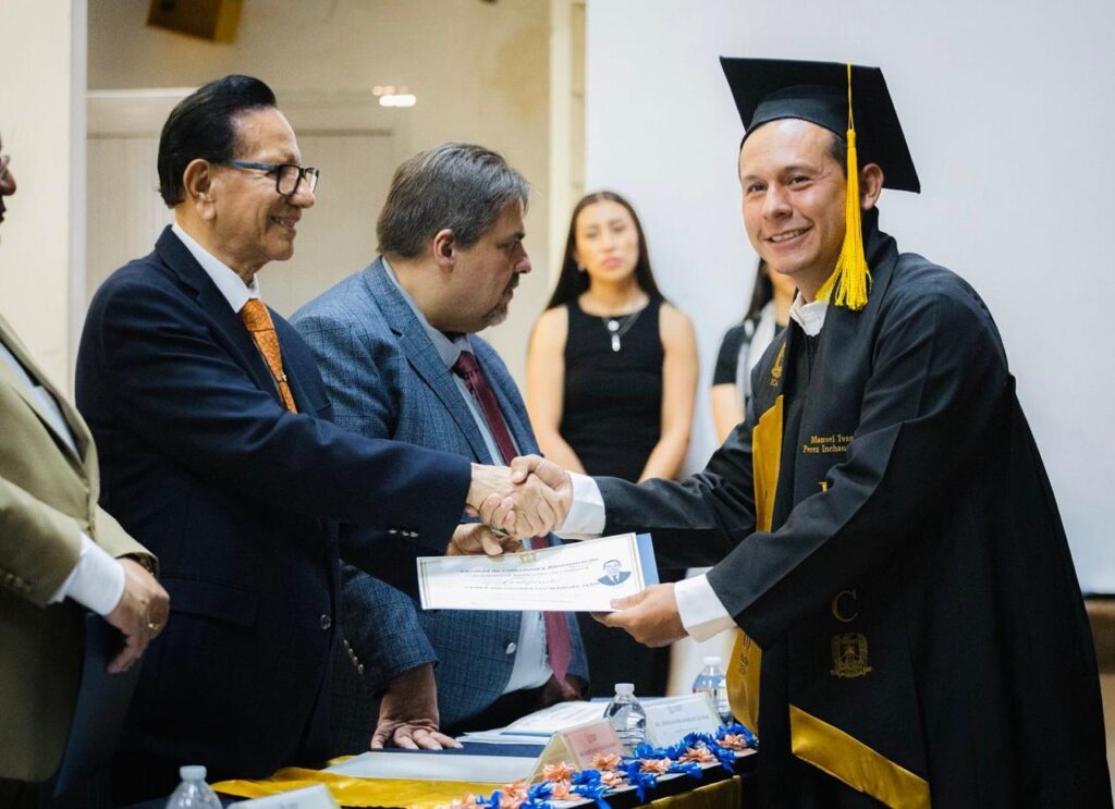 Agentes viales concluyen sus estudios universitarios