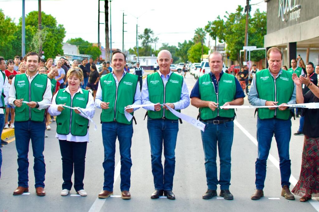 Manolo Jiménez Salinas y Román Alberto Cepeda González entregan obras de pavimentación en Torreón