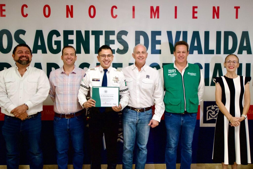 Román Alberto Cepeda González entrega reconocimientos a 14 agentes de Vialidad graduados de licenciaturas