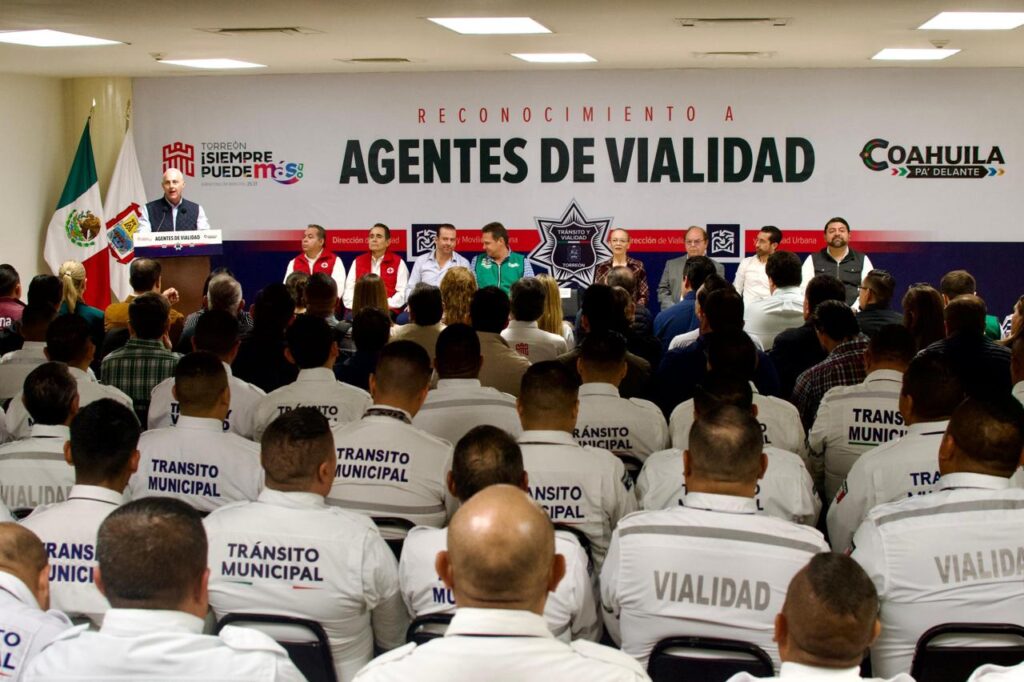 Román Alberto Cepeda González entrega reconocimientos a agentes de Vialidad