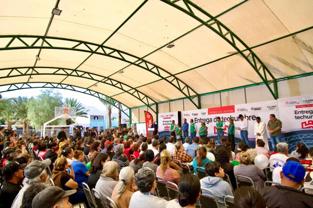 Román Alberto Cepeda González entrega techumbre y la rehabilitación de la plaza en Las Julietas
